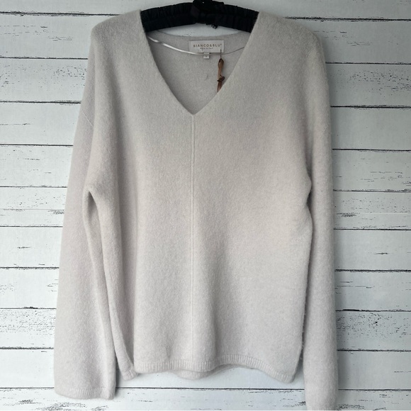 Bianco & Blu Alpaca Blend Light Gray V-neck Sweater - Picture 1 of 7